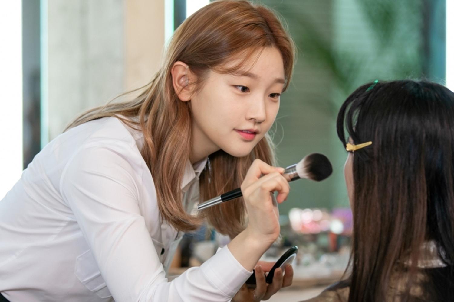 青春紀錄中活躍的女演員正在化妝的場景。