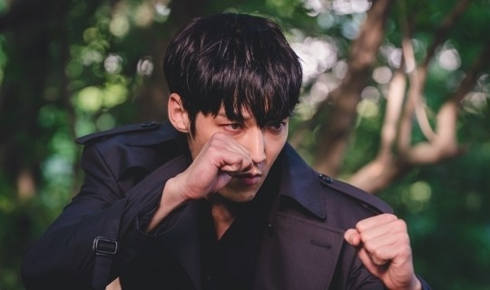 《喪屍偵探》男主角身處森林的一幕，展現了戲劇的緊張氛圍。