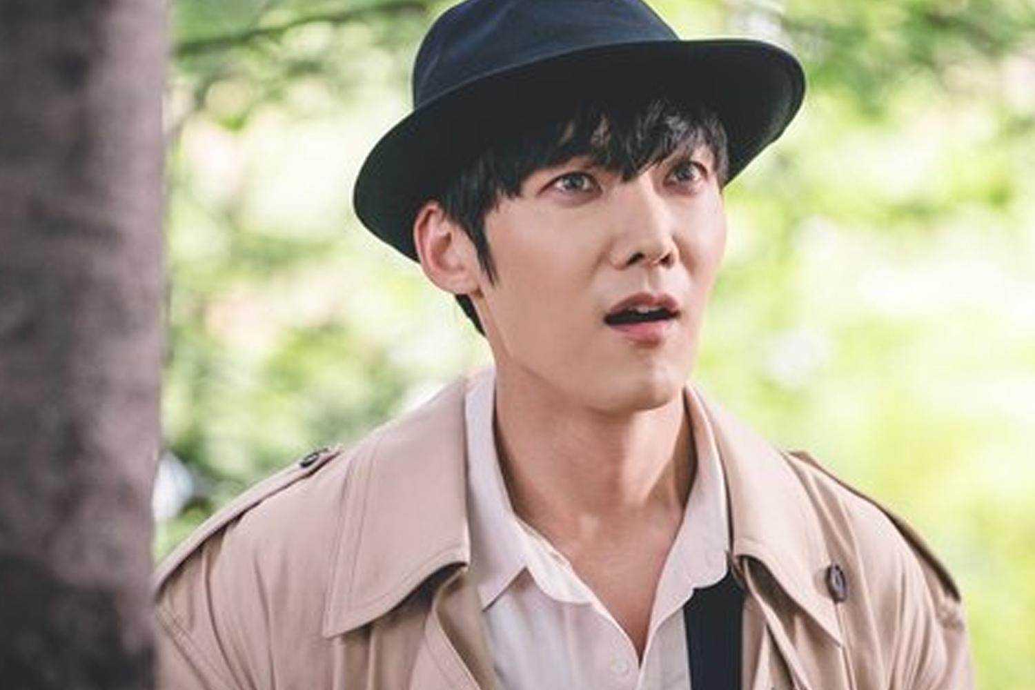 穿著復古風格的大衣的青春紀錄角色，呈現了戲劇的獨特色彩。