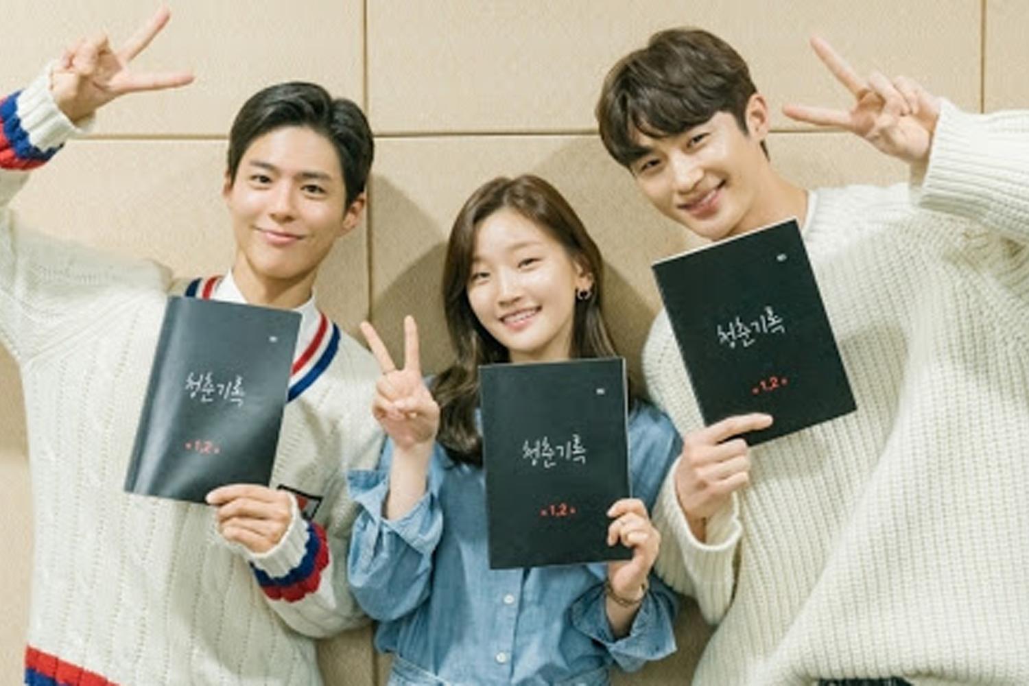 青春紀錄製作組和演員一同拍攝的照片，展示了他們對劇本的熱情。