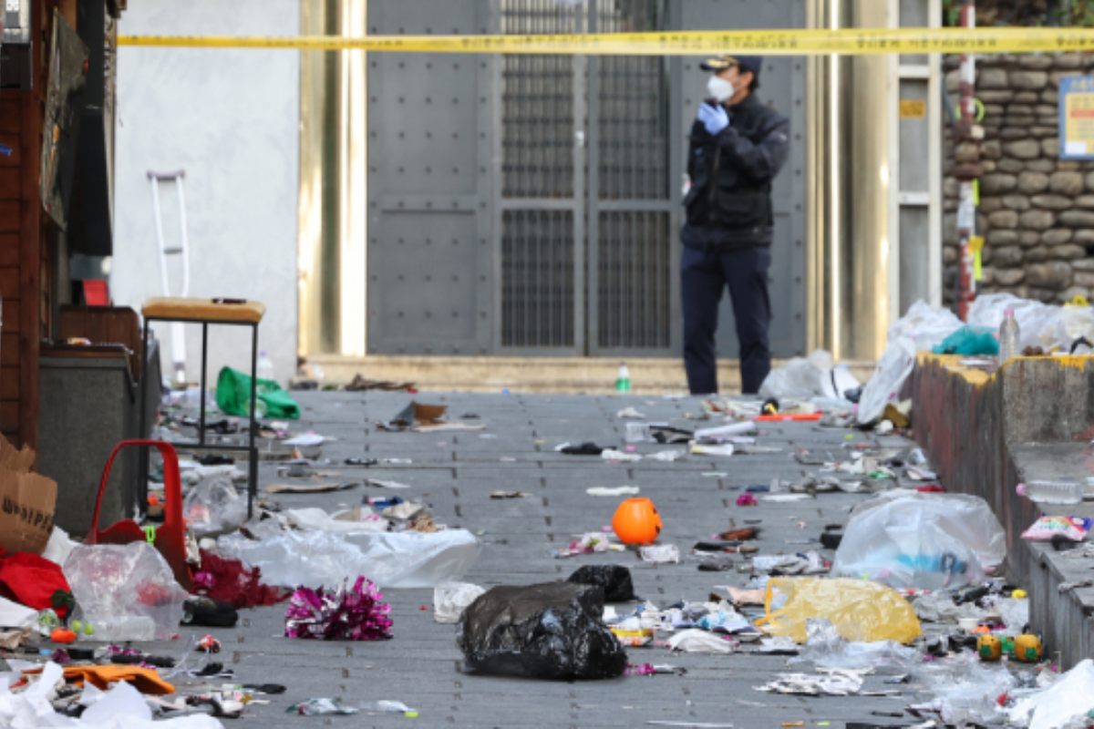 梨泰院萬聖節事件後街道上的遺留物和垃圾