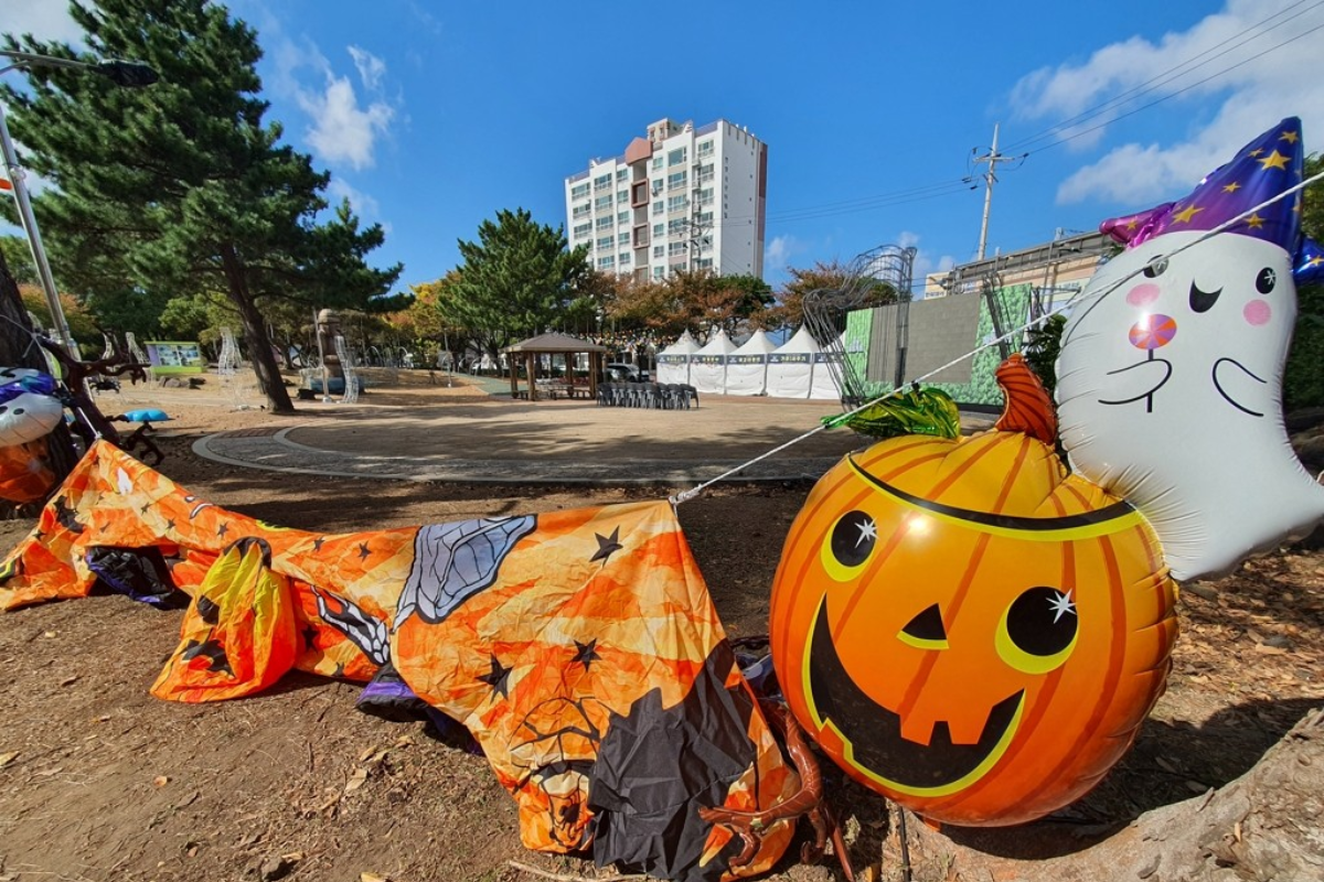 梨泰院某街道上的悼念牆上貼滿留言紙條