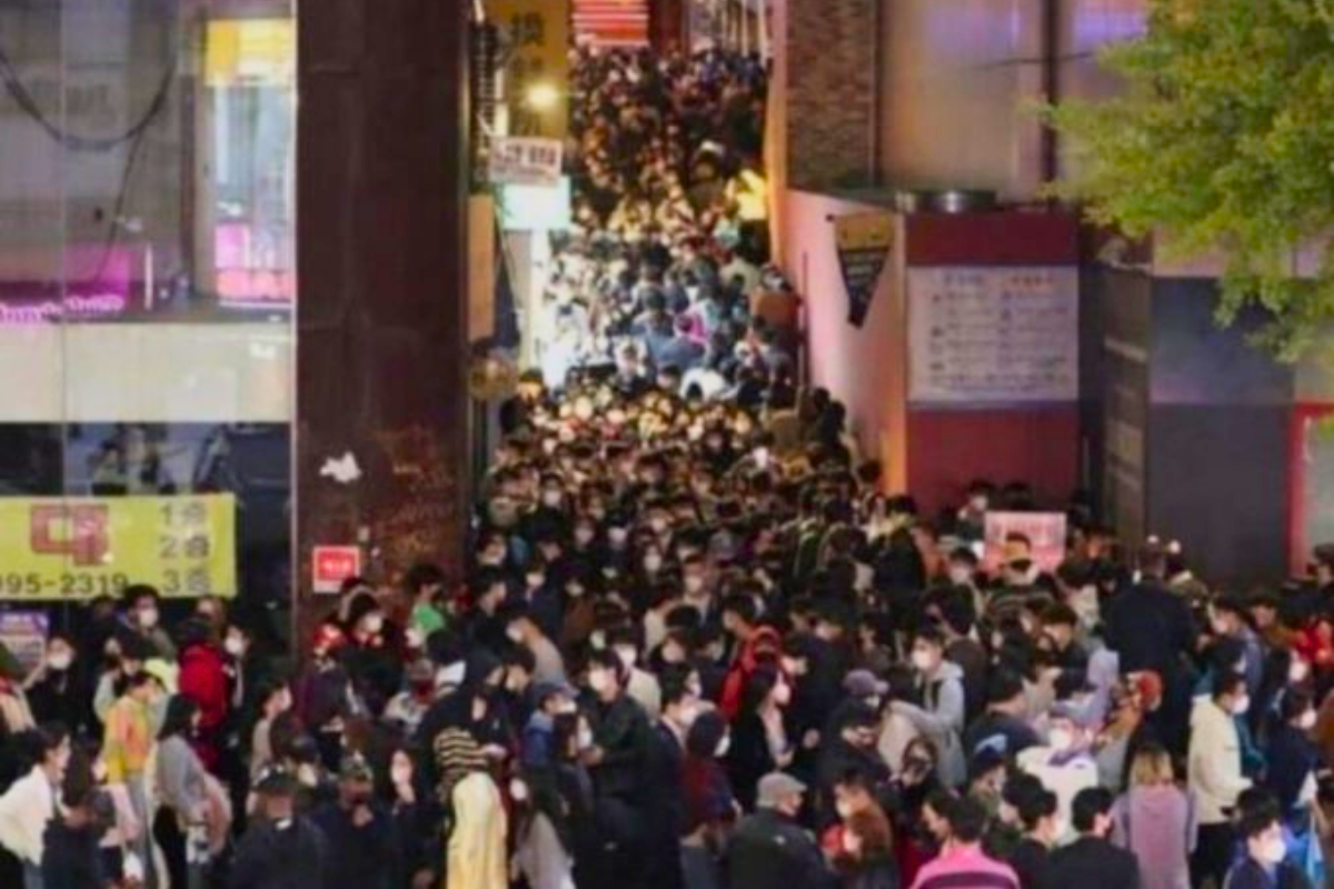 梨泰院酒吧街在夜間，高度擁擠的萬聖節場景