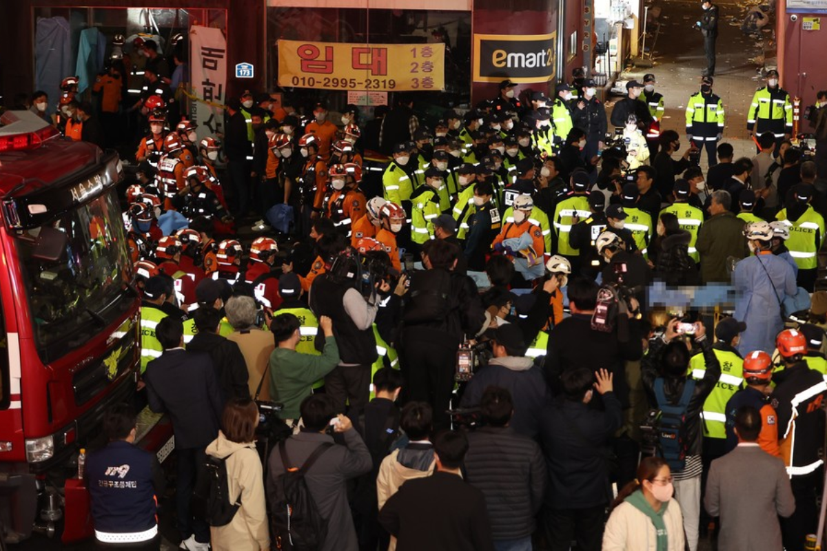 梨泰院萬聖節活動中的人羣聚集和警察介入