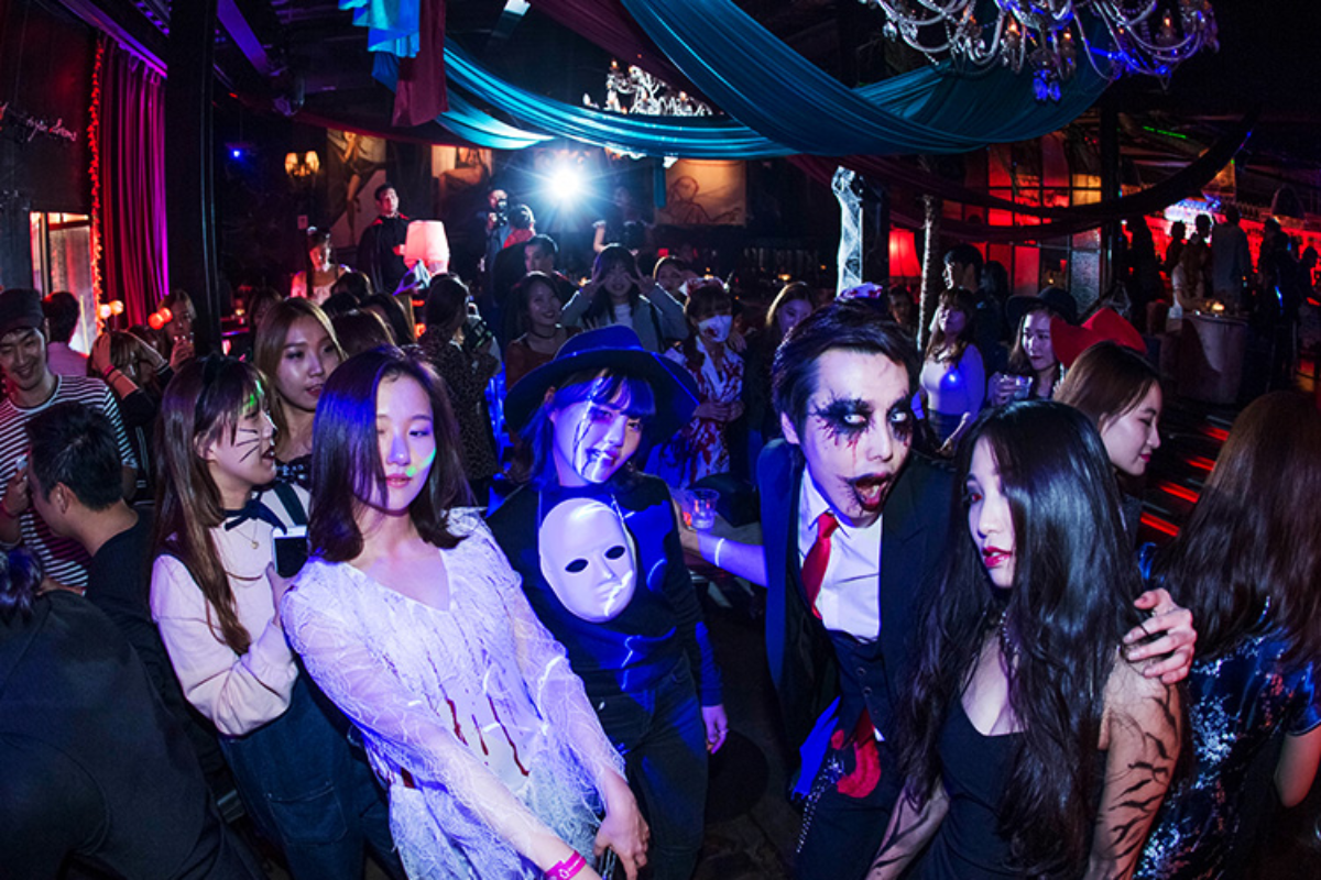 梨泰院街道上，人在萬聖節期間聚集的場景