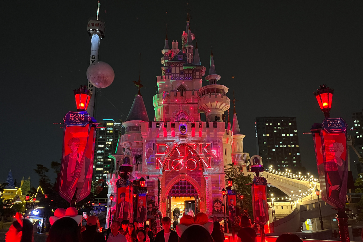 弘大街道上關於限制萬聖節慶祝活動的橫幅