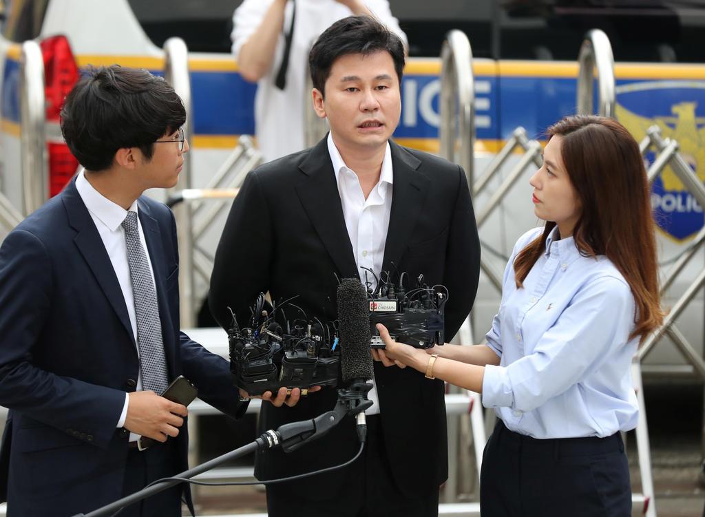 หยาง ยุนซอกอดีตประธานค่าย YG Entertainment ถูกศาลตัดสินโทษในข้อหาละเมิดกฏหมายการพนันระหว่างประเทศ ศาลมีคำสั่งปรับเงินเป็นจำนวน 10 ล่านวอน2