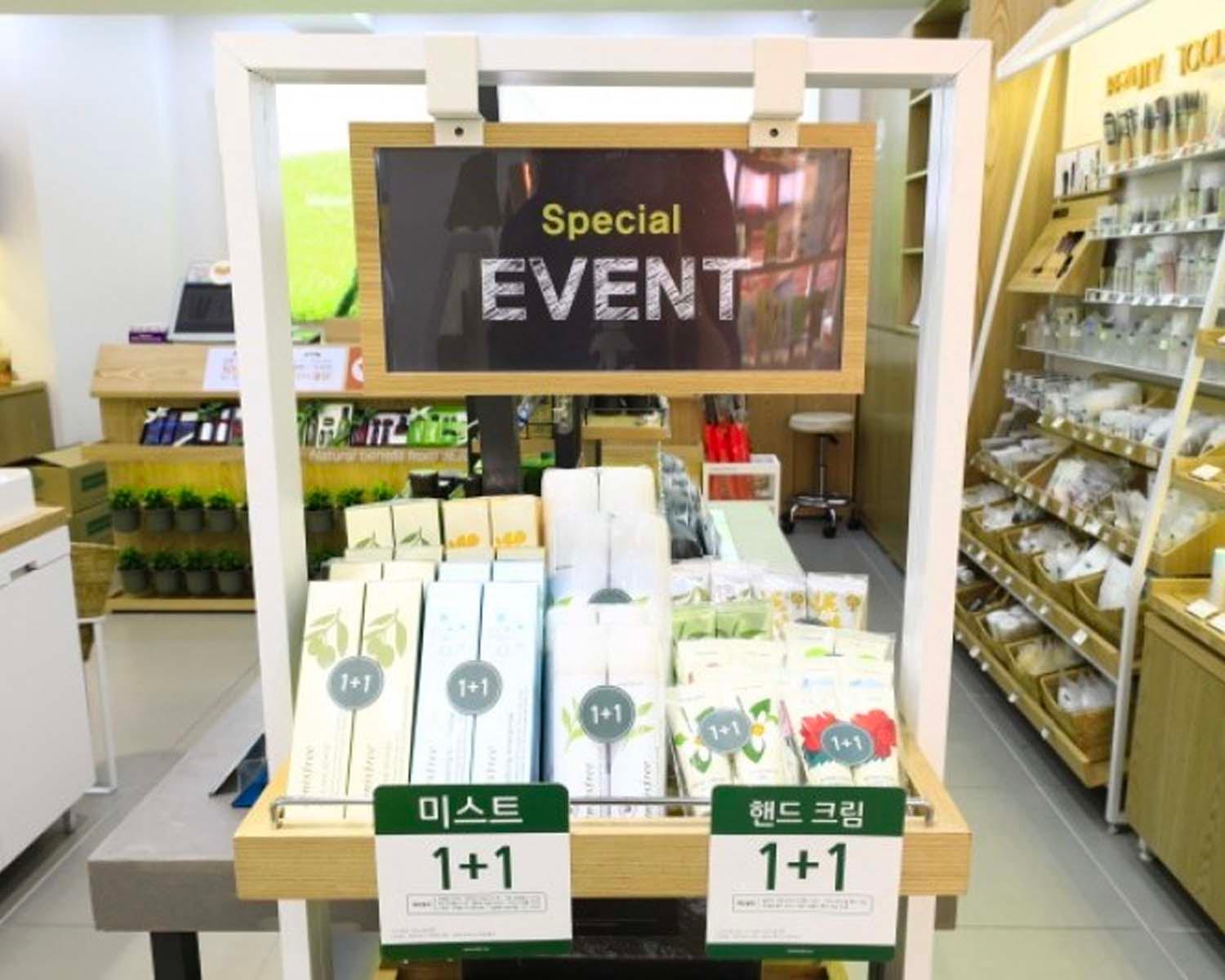 ผู้คนที่สนุกสนานกับการเลือกซื้อสินค้าที่มุมชิมฟรีในร้านค้าของเกาหลี ทัศนะต่อความพึงพอใจในการบริการลูกค้า