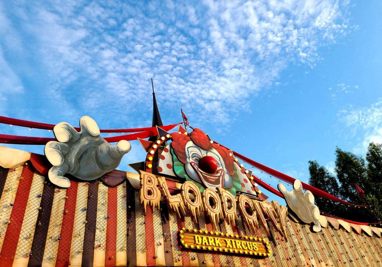 บรรยากาศงานเทศกาลฮาโลวีนที่เต็มไปด้วยสีสันคาดว่าจะมีผู้ชมจำนวนมาก