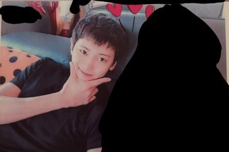 韓國知名偶像EXO成員與前女友在車內的照片，標誌愛情的甜蜜與隱私。