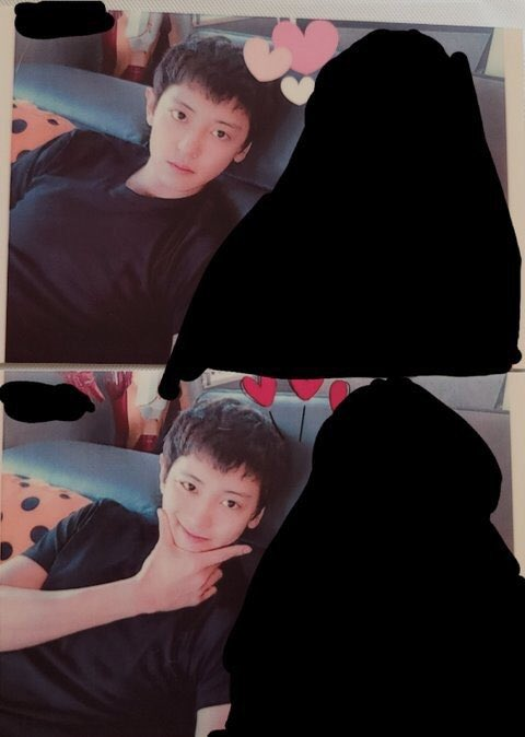 บุคคลสวมเสื้อดำที่วางหัวอยู่บนโซฟา พร้อมมีสติกเกอร์รูปหัวใจตกแต่งในภาพ