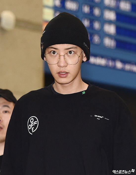 EXOのメンバー、黒い帽子と黒いシャツを着た男性像の写真