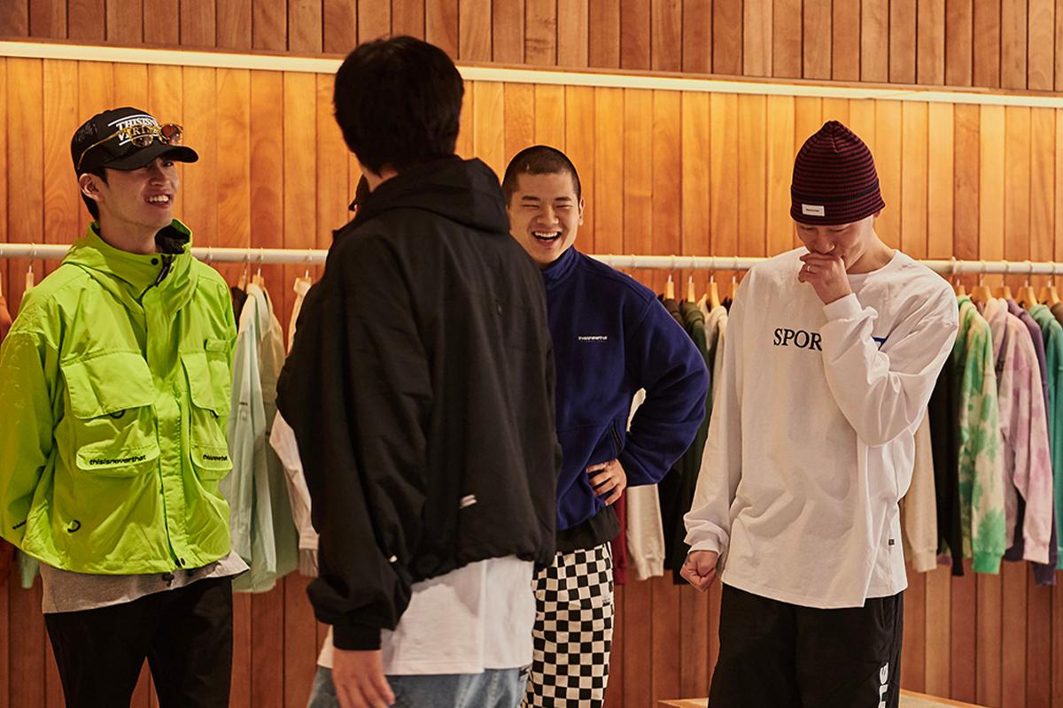 以運動風和軍裝風格為主打的THISISNEVERTHAT品牌展示其最新服裝樣品。