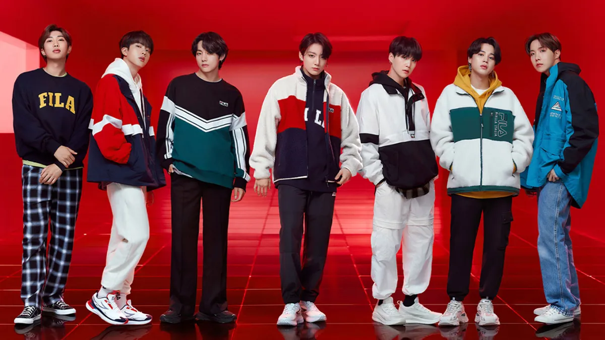 คอลเลคชั่น FILA x BTS สีแดง, เสื้อกันหนาวและแจ็คเก็ตจากคอลเลคชั่นพิเศษ, ภาพถ่ายกลุ่มที่ถ่ายในสตูดิโอสีแดง
