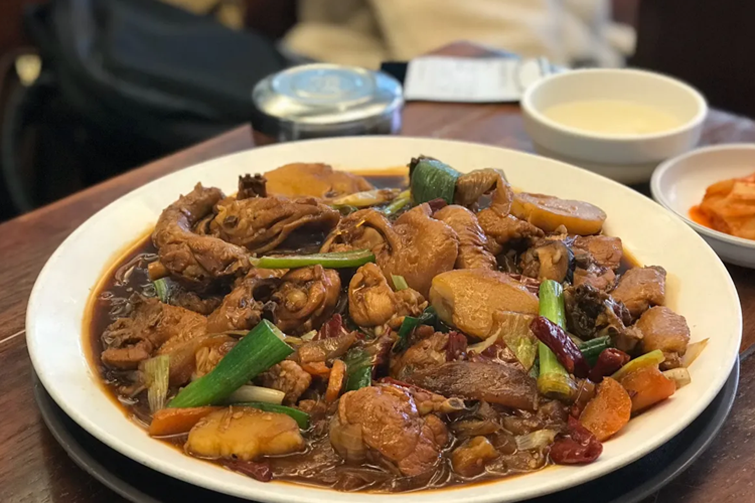 安東燉雞, 韓國傳統燉雞配上濃鬱醬汁, 佐以洋葱、紅蘿蔔和軟爛雞肉組成的美味料理。