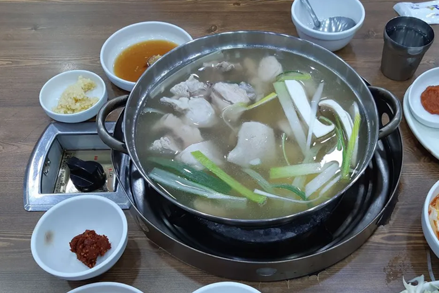 新鮮美味的一隻雞燉煮中的近拍，邀人垂涎欲滴。