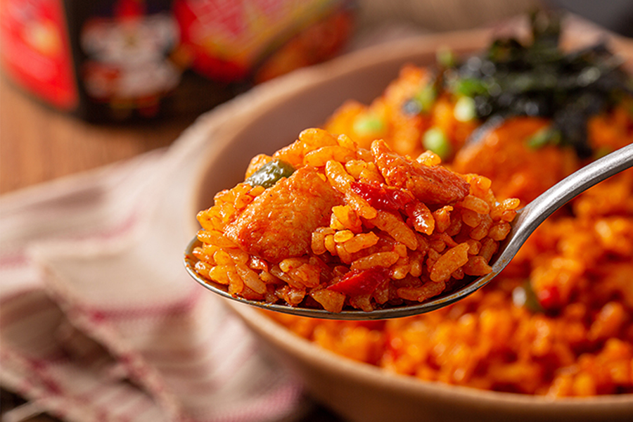 带有辣味的韩国泡面炒饭，混合了辣鸡泡面酱料。