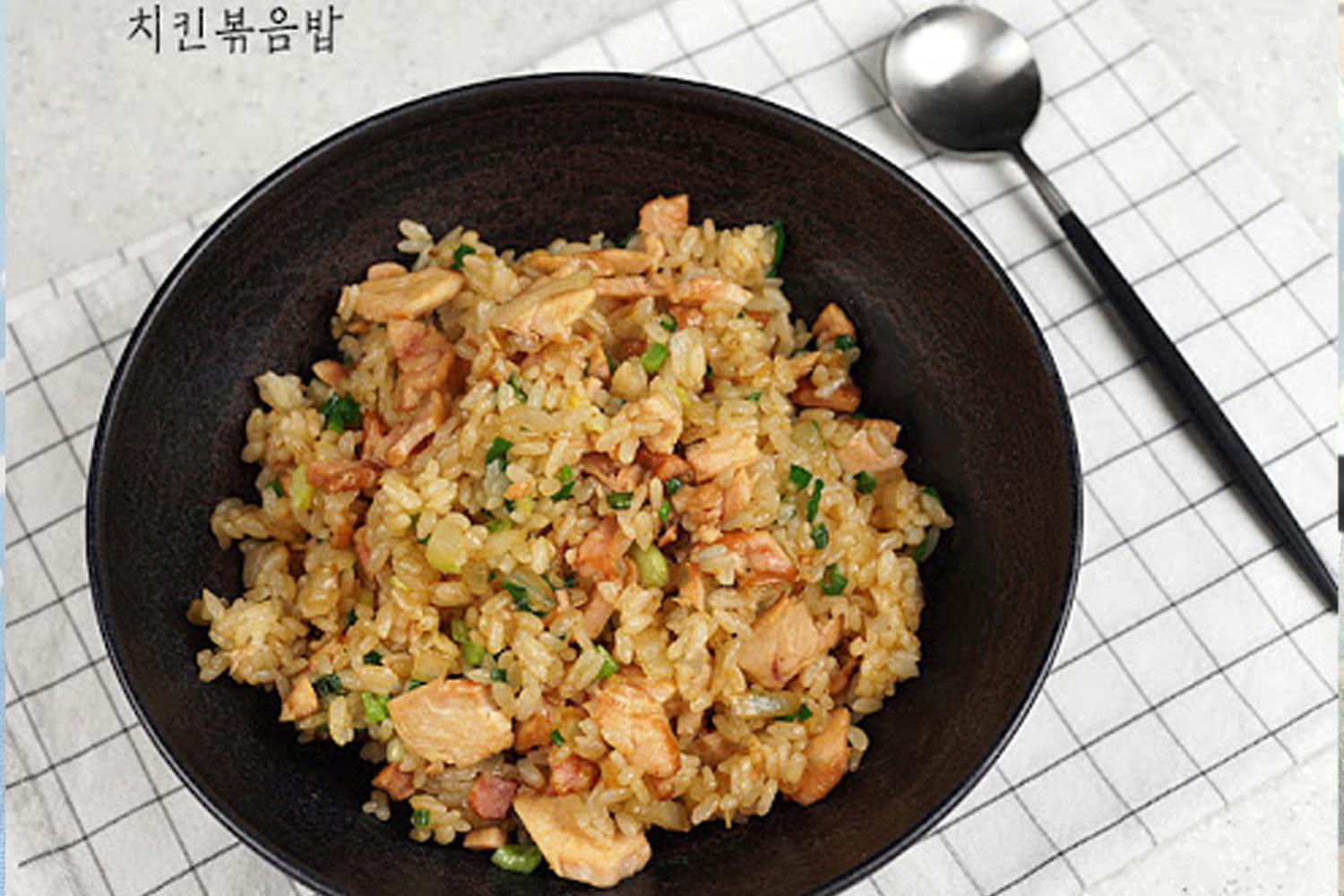 炸雞炒飯，橢圓型碗中裝著炸雞與米飯炒製的香濃炒飯，頂部擺放荷包蛋。