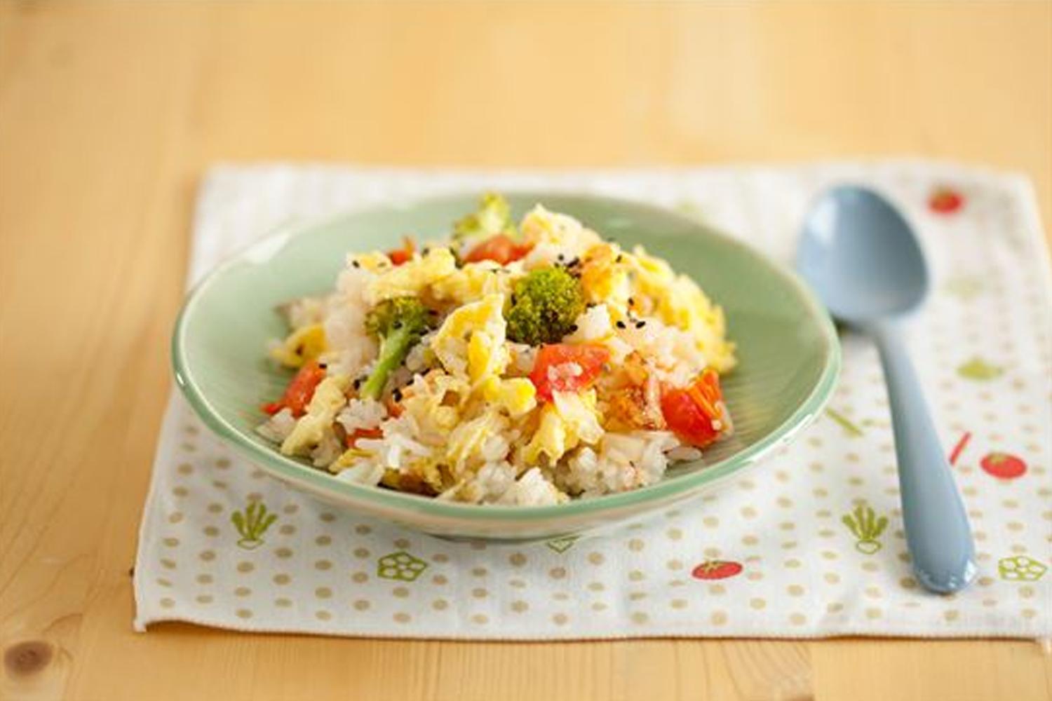 蔬菜炒飯，一碗色彩豐富的蔬菜炒飯，包括嫩綠花椰菜、紅色番茄與蛋絲混合。