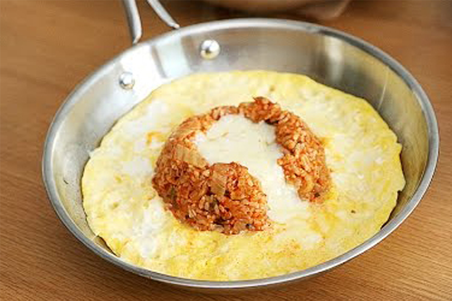 用山形装饰的韩式芝士蛋炒饭。