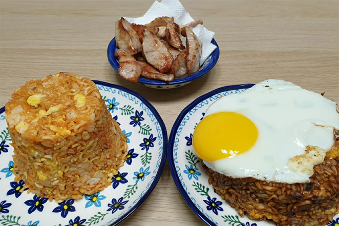 辛拉面食谱中的炒饭，带有温煎鸡蛋丰富味道。