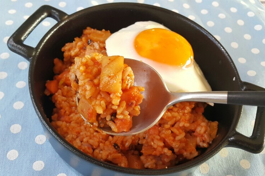 加有萝卜泡菜和煎蛋点缀的微辣韩式炒饭。
