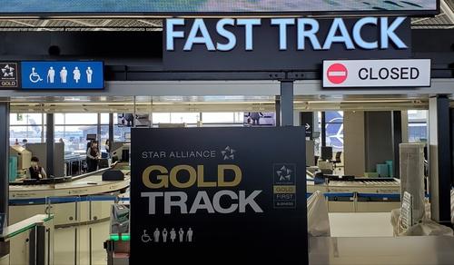 成田国際空港の保安検査場が閉まっている様子 新型コロナウイルスの影響により旅行客の減少が続く