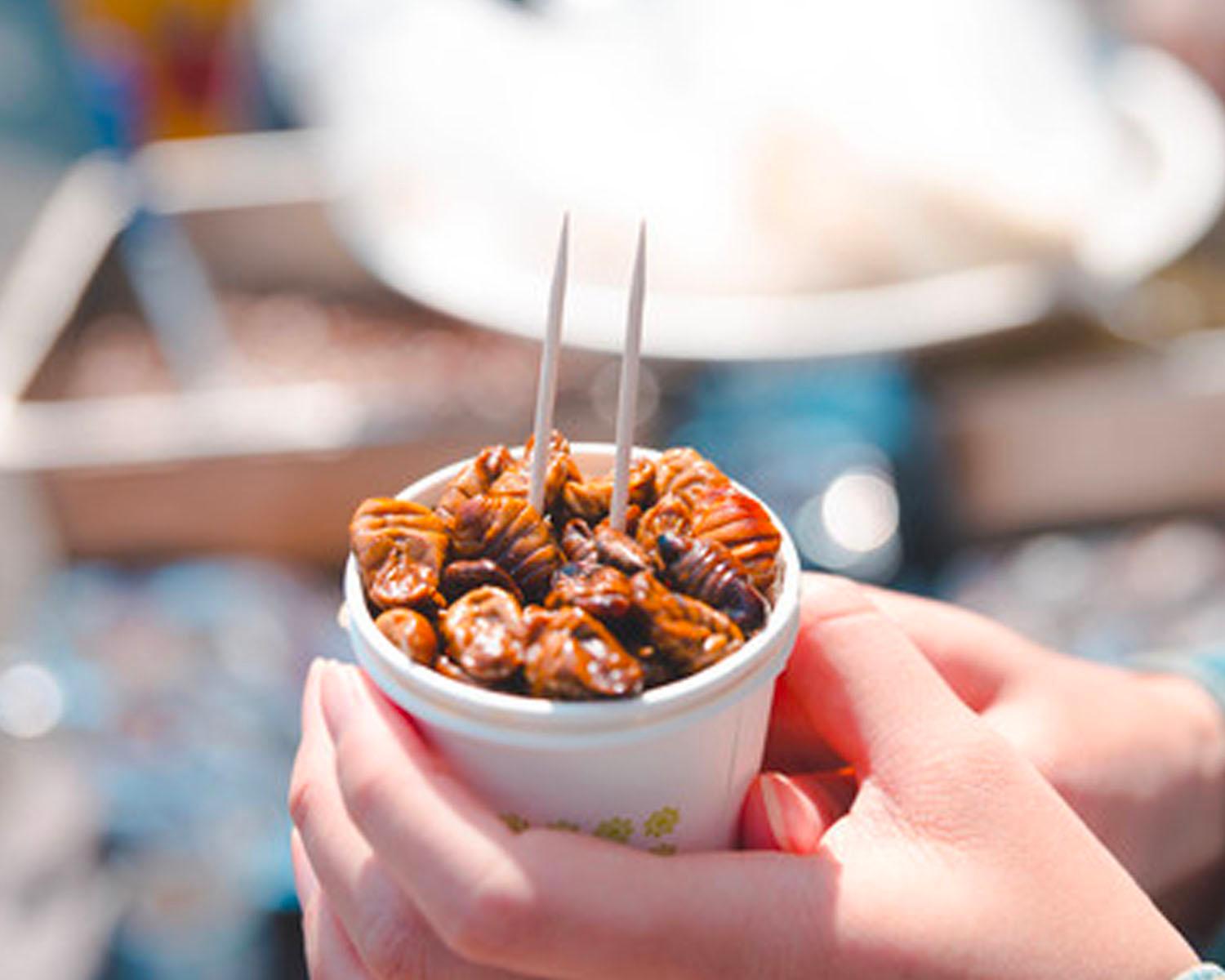 Les chrysalides de ver à soie (beondaegi) sont une nourriture de rue faite en faisant bouillir des chrysalides dans de la sauce soja