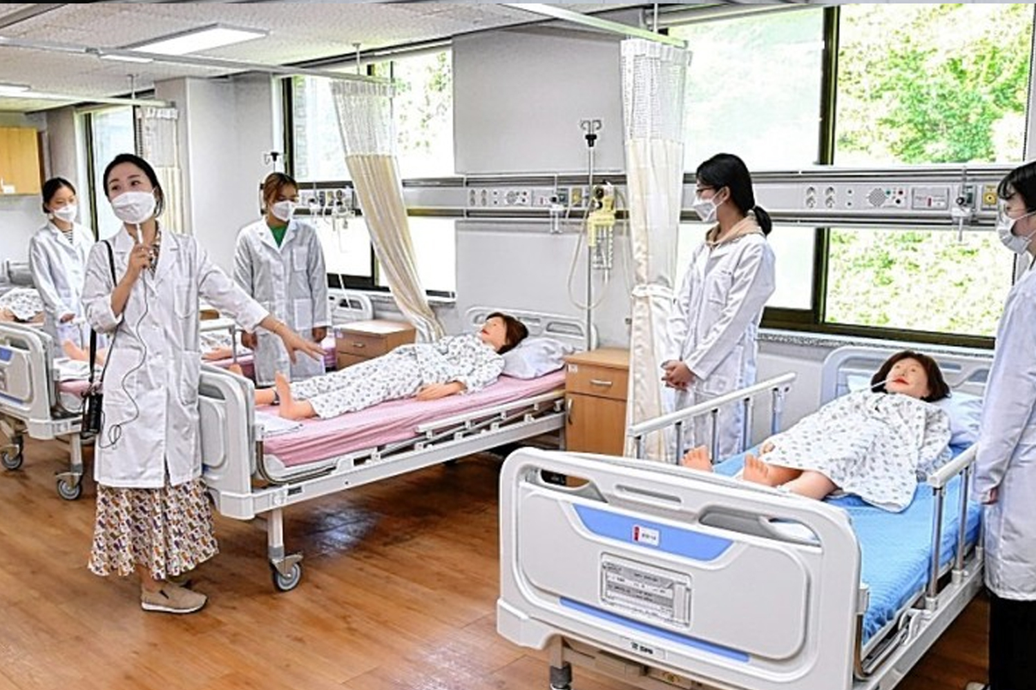 韓國醫學院校內的實習課堂，展示學生們進行臨牀技能練習的情景。