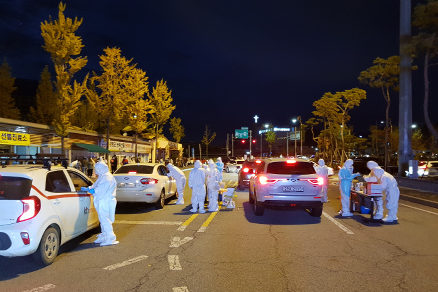 夜間的韓國街道上進行的Drive Thru檢測，市民在車內接受健康檢查。