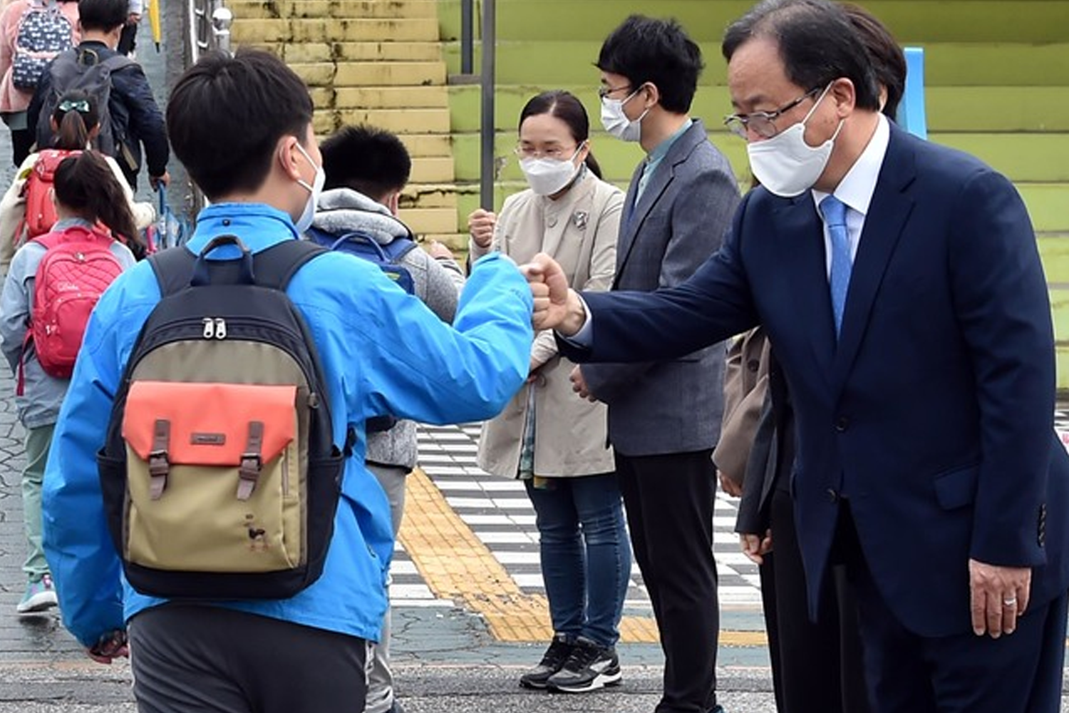 韓國某新聞節目的截圖，顯示社交距離政策的解説和不同階段的措施。