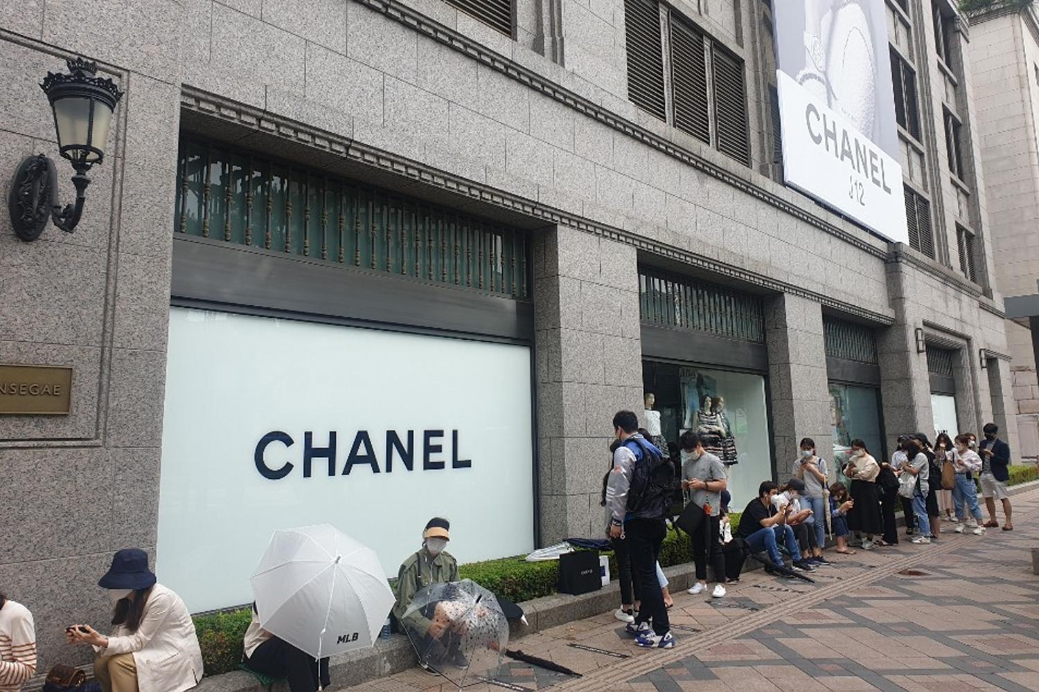 người hàn xếp hàng mua chanel 