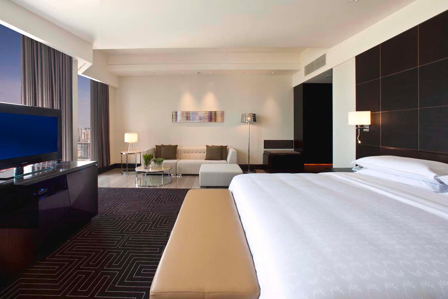 ห้องพักโรงแรมหรู สะอาด สบาย ครบครันไปด้วยสิ่งอำนวยความสะดวกและการตกแต่งภายในที่ทันสมัย ให้ความรู้สึกผ่อนคลายและหรูหราเหมาะสำหรับการกักตัวในช่วงเที่ยวลงถึง