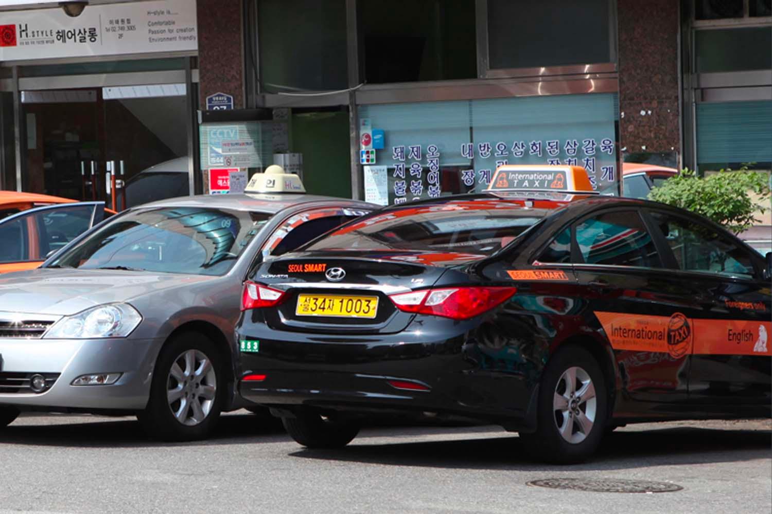 ภาพรถแท็กซี่ในประเทศเกาหลี ทั้งแท็กซี่สีดำสำหรับบริการระดับพรีเมียมและแท็กซี่สีธรรมดา เพิ่มความเข้าใจในการเลือกใช้บริการที่เหมาะสมกับงบประมาณและความต้องการ