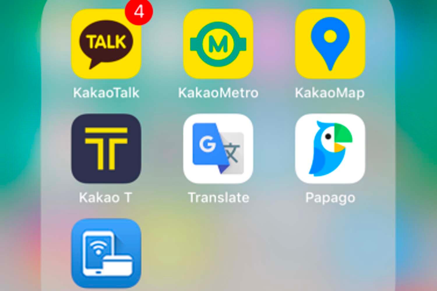 หน้าแอปพลิเคชันต่างๆ สำหรับใช้ในเกาหลี เช่น KakaoTalk, KakaoMap บนหน้าจอโทรศัพท์ เพิ่มความสะดวกในการใช้งานแอปพลิเคชันสำหรับการเดินทางและการสื่อสารในประเทศเกาหลี