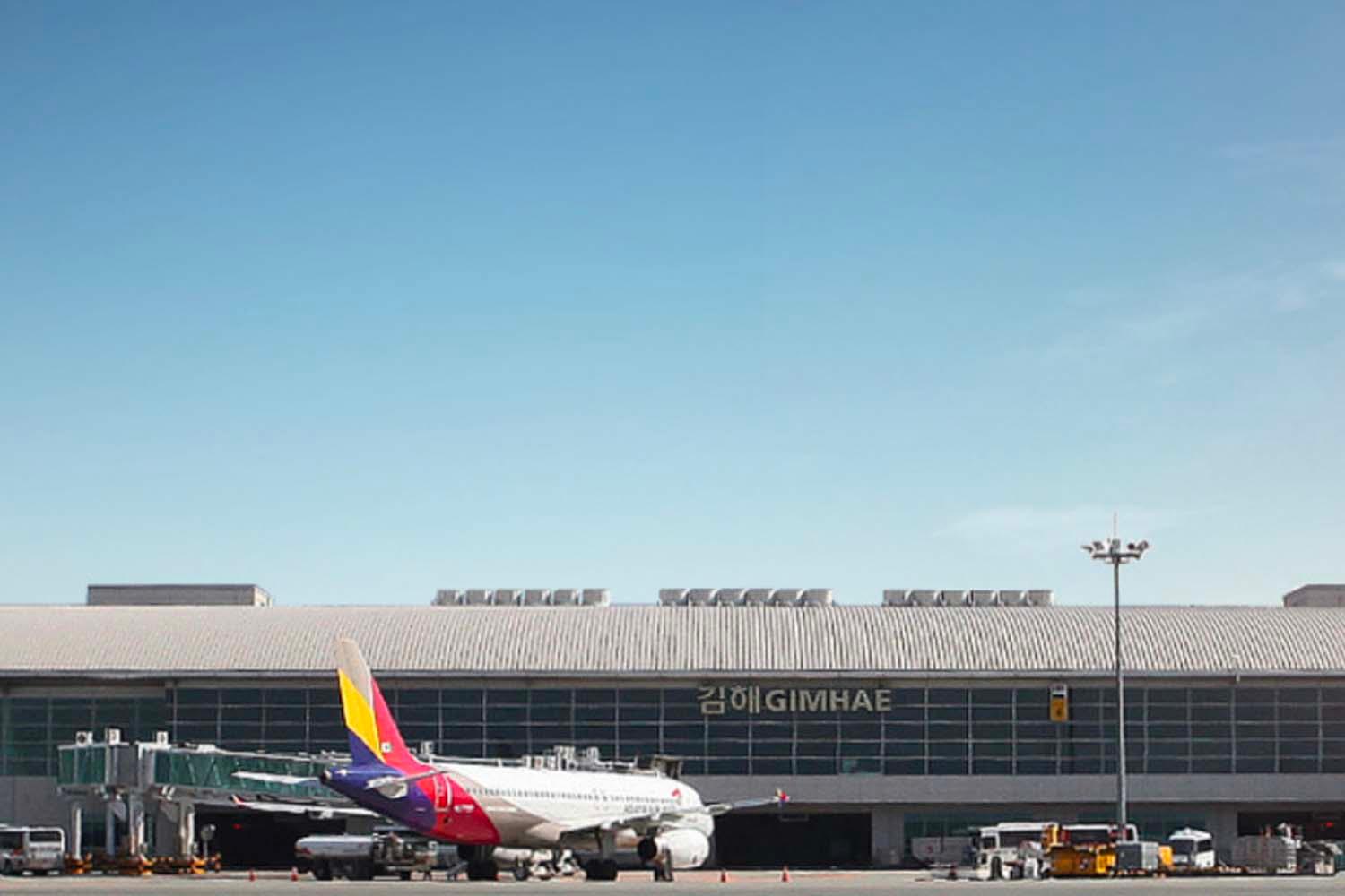 สนามบิน Gimhae ประเทศเกาหลีใต้มุมมองจากภายนอก แสดงให้เห็นถึงเส้นทางการเดินทางทางอากาศที่สามารถไปยังส่วนต่าง ๆ ของประเทศแทนที่จะบินลงสนามบินอินชอน