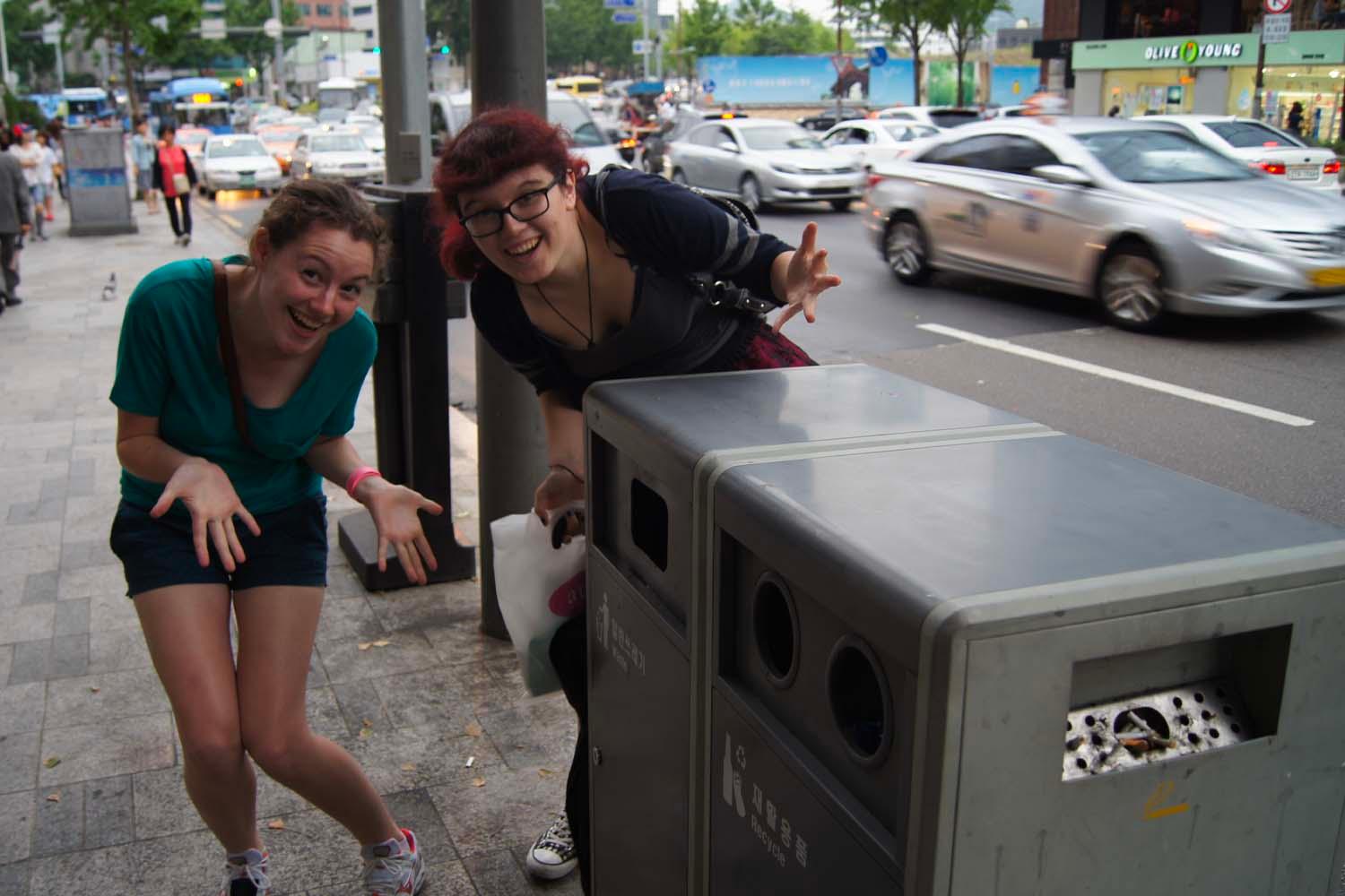 ถังขยะในพื้นที่สาธารณะของเกาหลีที่หายาก บ่งบอกถึงความจำเป็นในการพกพาถุงขยะส่วนตัวในกรณีที่หาถังขยะไม่เจอเพื่อจัดการกับขยะอย่างมีจิตสำนึกของการรักษาความสะอาดร่วมกัน