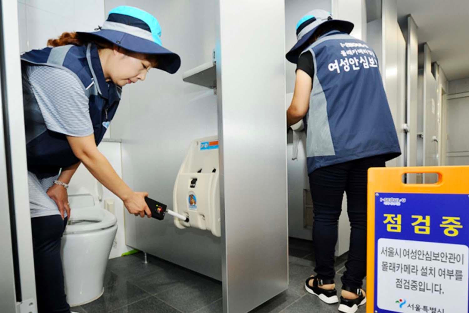 เจ้าหน้าที่ทำการตรวจสอบการติดกล้องแอบถ่ายในห้องน้ำสาธารณะในเกาหลี สะท้อนถึงมาตรการความปลอดภัยของประชาชนและความรัดกุมในการป้องกันการถ่ายทำในทางที่ผิดกฎหมาย