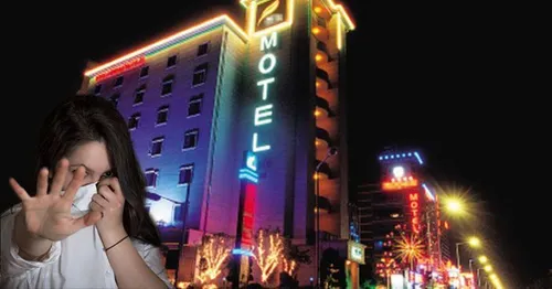 บรรยากาศด้านนอกของโมเทลในเกาหลีที่มีแสงไฟสว่างจ้าในยามค่ำคืน สถานที่พักที่ให้บริการพร้อมตัวอย่างบรรยากาศตอนกลางคืนเพื่อผู้มาเยือนต้องทราบและคุ้นเคย