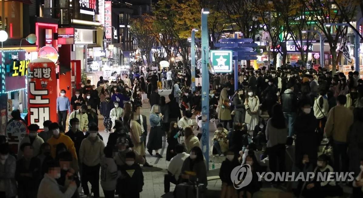 กลุ่มคนจำนวนมากเดินตามทางในย่านการค้าในเกาหลีใต้, โควิด-19, การรวมตัวของประชาชน