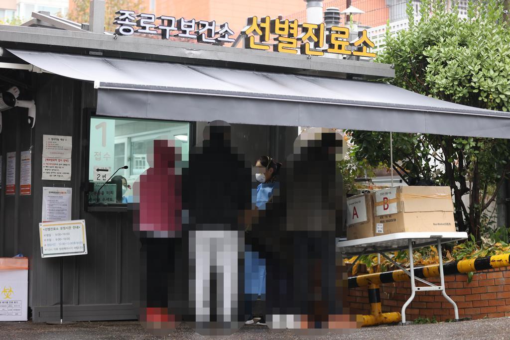 ขณะนี้โรงเรียนส่วนใหญ่ในเกาหลีใต้ เริ่มกลับมาเปิดการเรียนตามปกติ แต่ดูเหมือนว่าหลังจากที่นักเรียนส่วนมากกลับไปเรียนจำนวนผู้ติดเชื้อจะเพิ่มมากขึ้น2