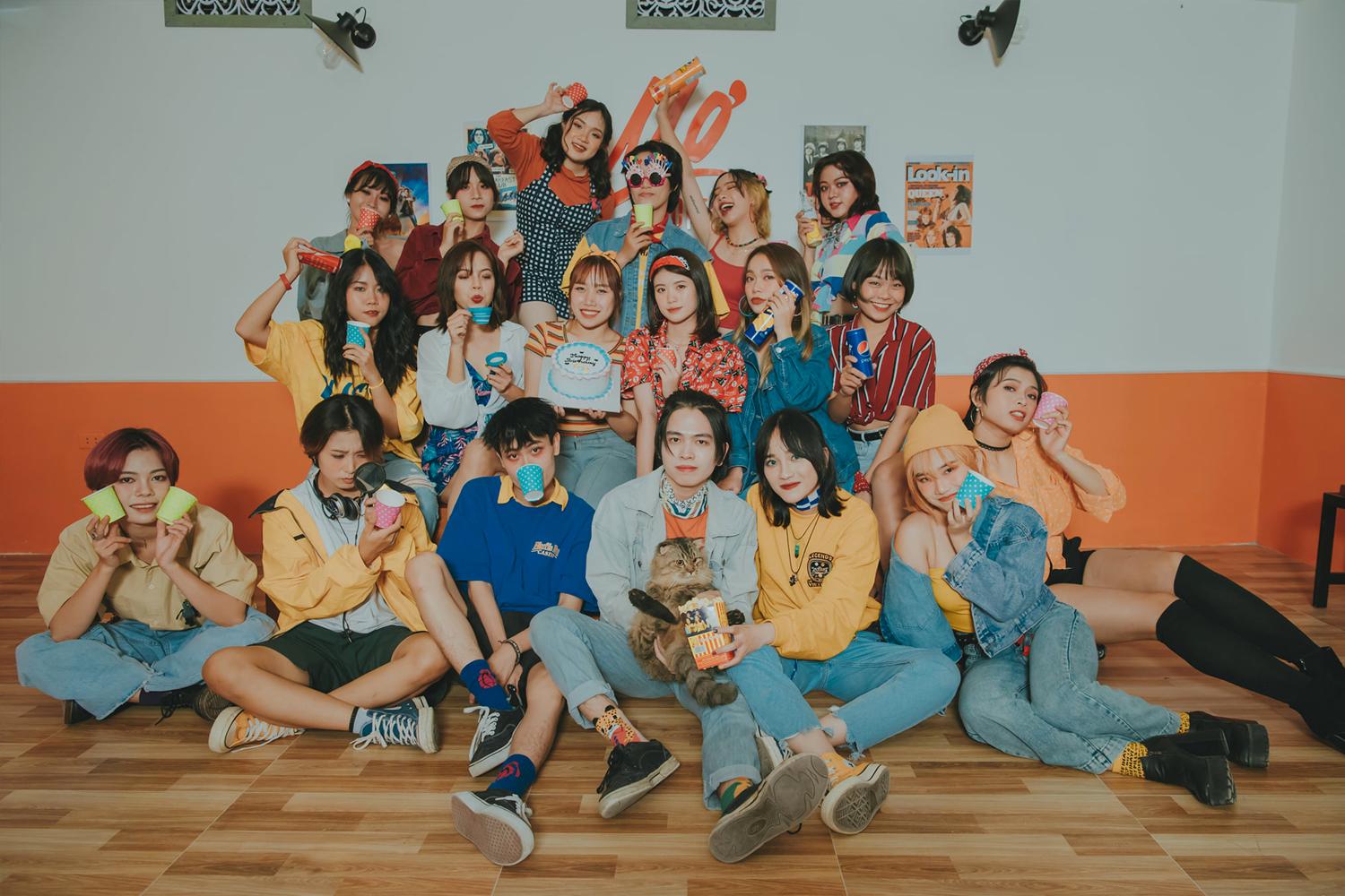 Nhóm nhảy The A-Code trong trang phục đen trắng biểu diễn cover Black Swan của BTS trên nền đen trắng.