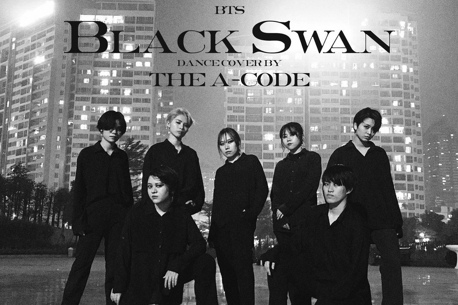 Nhóm nhảy The A-Code biểu diễn Back Door của Stray Kids trên phố đêm đầy sắc màu với đám đông khán giả.