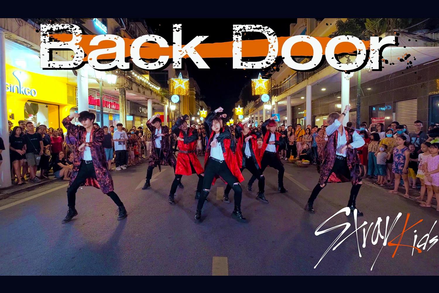 Nhóm nhảy FGDance trong trang phục váy hồng diễn ngoài trung tâm thương mại với khung cảnh hiện đại.