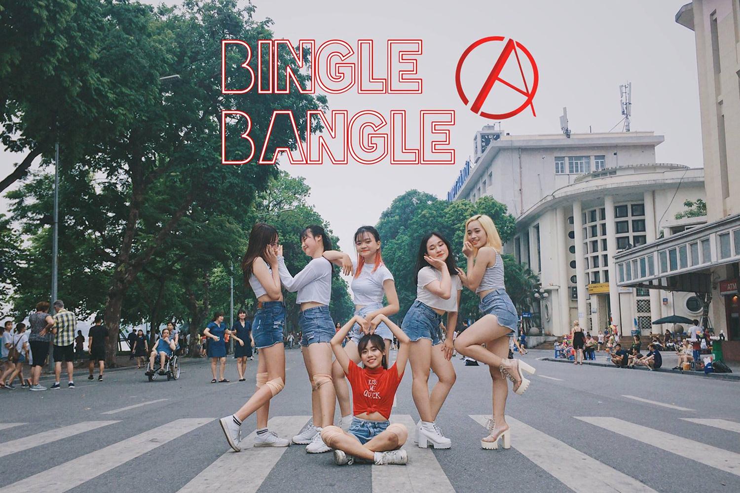 Nhóm nhảy C.A.C trong trang phục denim biểu diễn ngoài trời với nền cảnh thành phố đông vui.