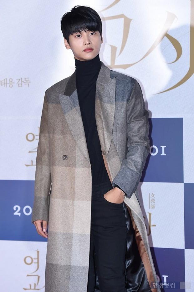 VIXXのメンバーであるエンが、長いグレーのチェックコートと黒のタートルネックを着用している姿、韓国のニュース報道によると、彼はJellyfishエンターテインメントを離れ51Kと契約した。