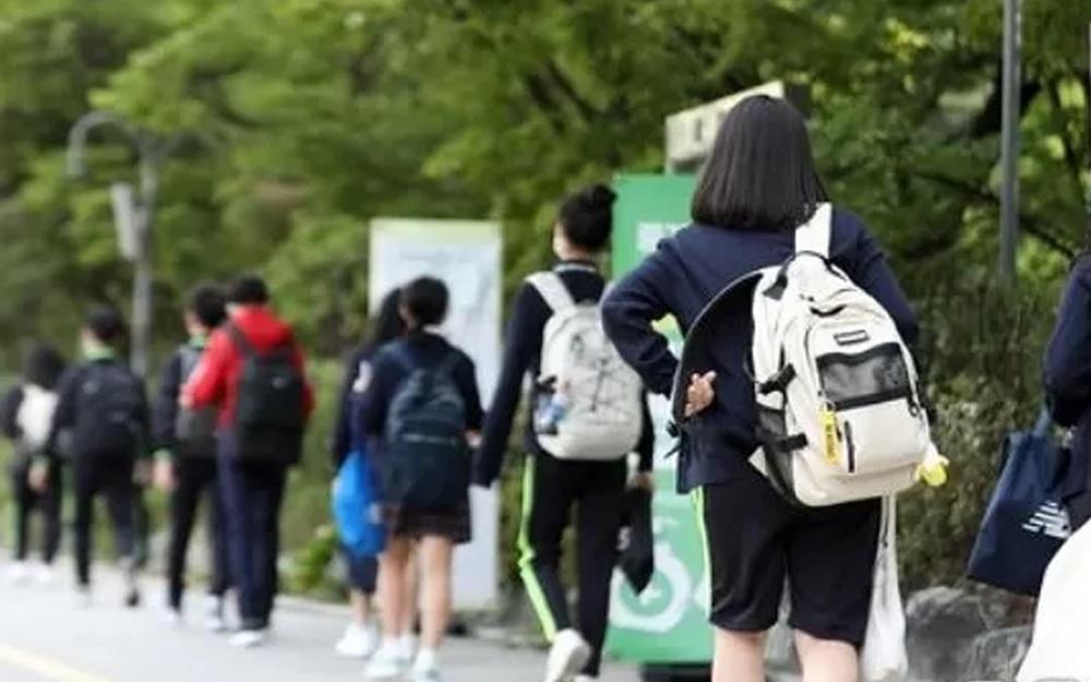 ต่อไปนี้นักเรียนหญิงเกาหลีใต้ สามารถเลือกใส่กางเกงแทนกระโปรงได้อย่างเป็นทางการ โดยสามารถสั่งซื้อเครื่องแบบกางเกงนักเรียนได้เหมือนกับนักเรียนชาย4