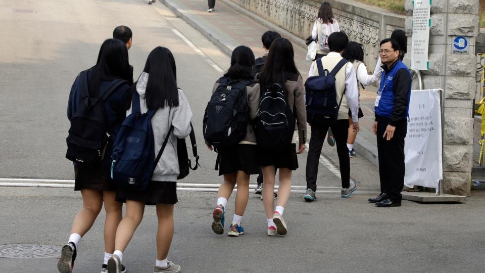 ต่อไปนี้นักเรียนหญิงเกาหลีใต้ สามารถเลือกใส่กางเกงแทนกระโปรงได้อย่างเป็นทางการ โดยสามารถสั่งซื้อเครื่องแบบกางเกงนักเรียนได้เหมือนกับนักเรียนชาย2