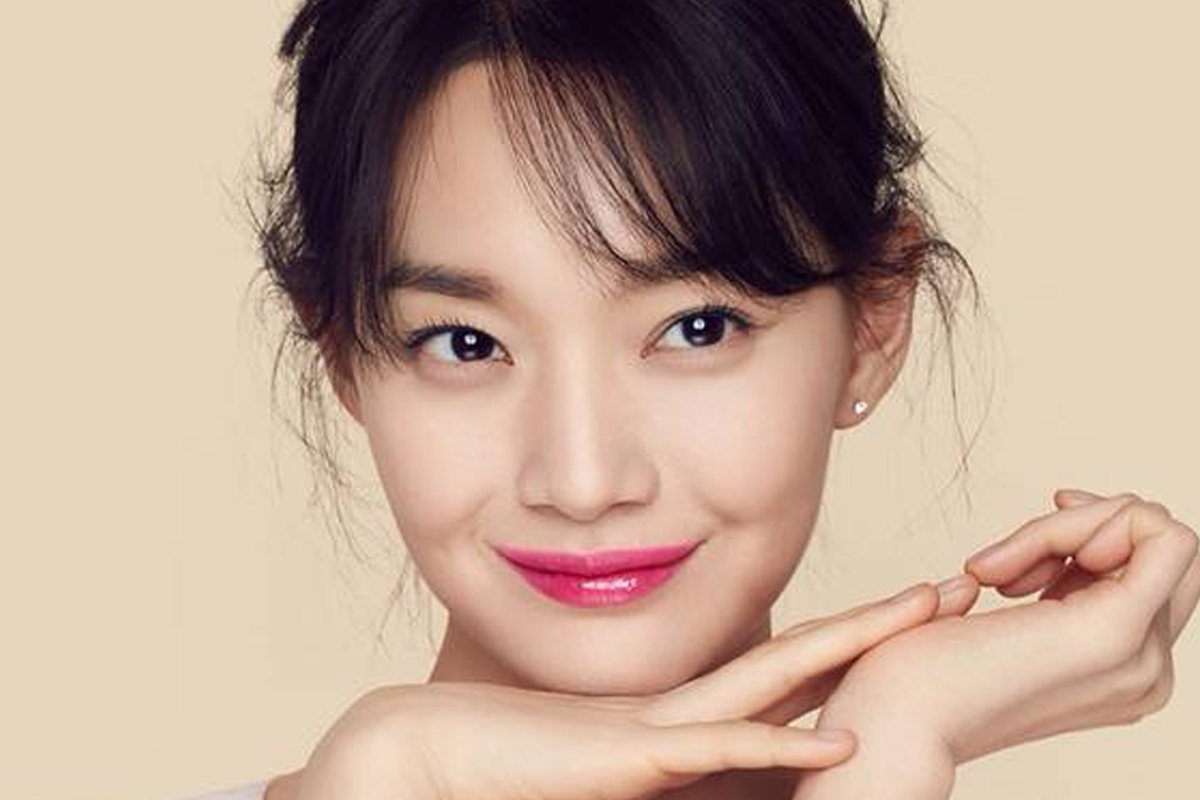 申敏兒憑藉優雅的姿勢，雙手輕放臉旁，背景色採用柔和的淺黃色，增添了畫面活力，襯托出其温柔和細膩。