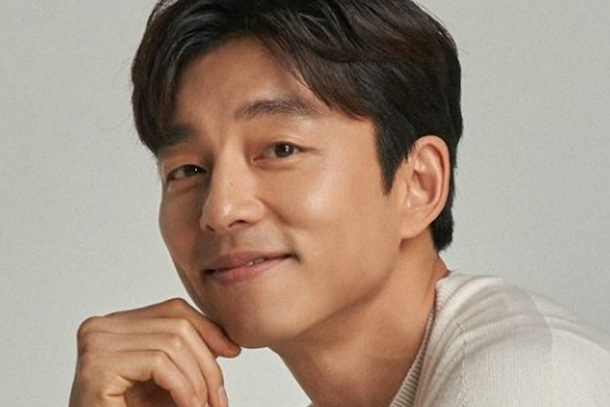 孔劉穿着襯衫搭配針織毛衣，展示出休閒優雅風尚。背景為淺灰色，體現出他温柔紳士的一面。